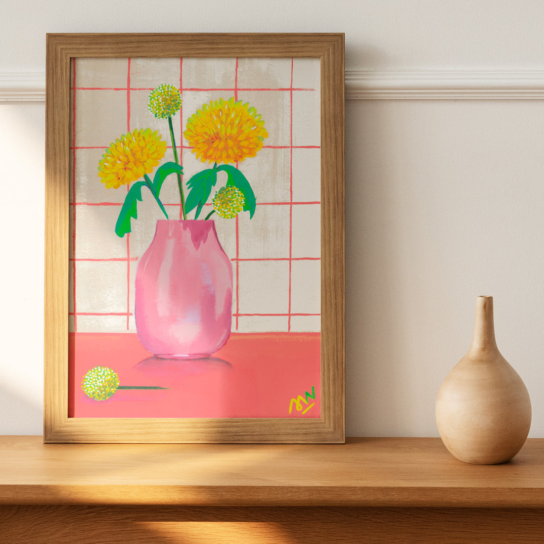 Peinture originale Bouquet de dahlia encadrée en bois, posée sur une étagère à côté d'un vase en bois tourné