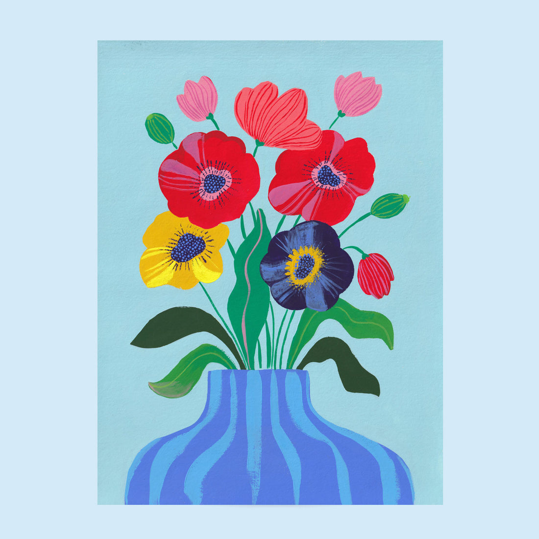 Tirage d'art Coquelicots et cie fond bleu, illustration d'un bouquet de coquelicots et d'anémones dans un vase bleu rayé sur fond bleu ciel