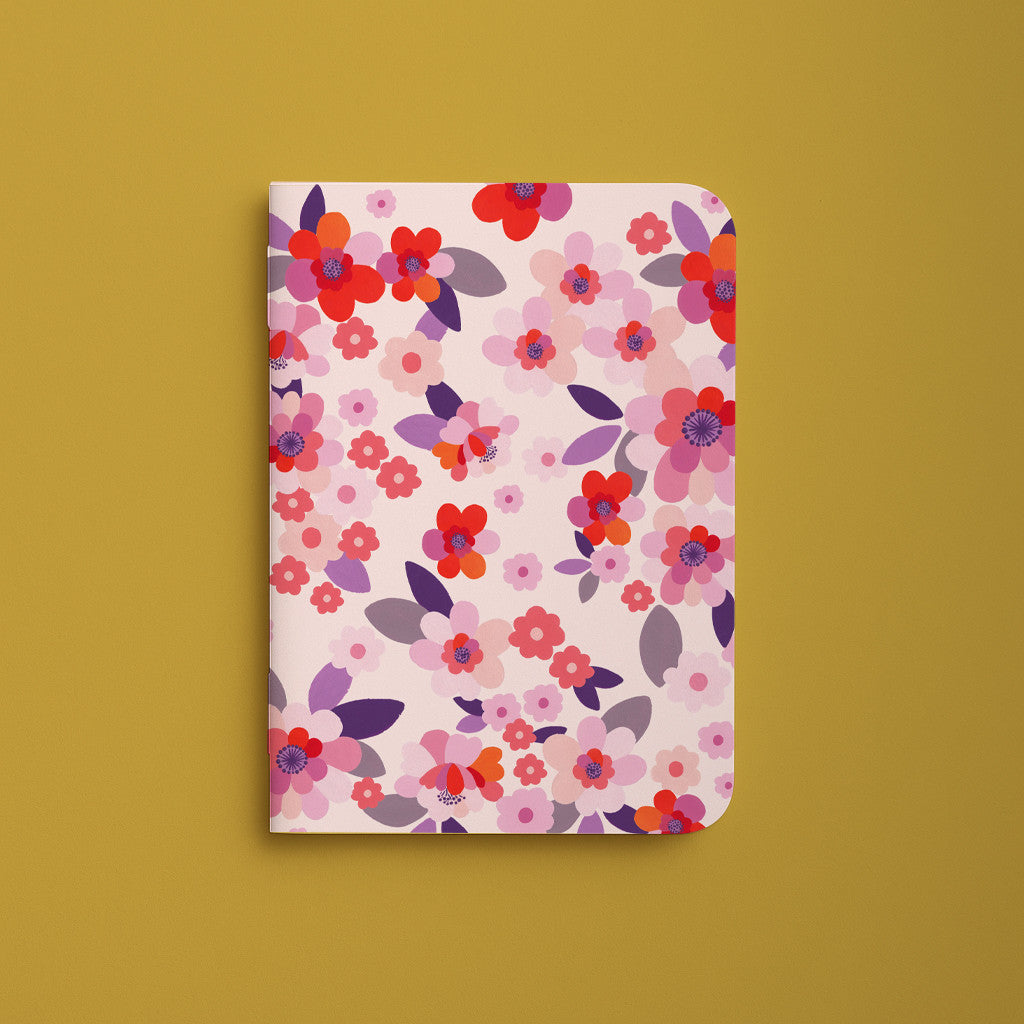 Carnet de poche Sakura, couverture rose pâle semée de fleurs de cerisier