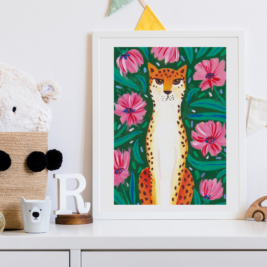 Illustration du pack sauvage encadrée en blanc dans une chambre d'enfant, sur une étagère avec une peluche