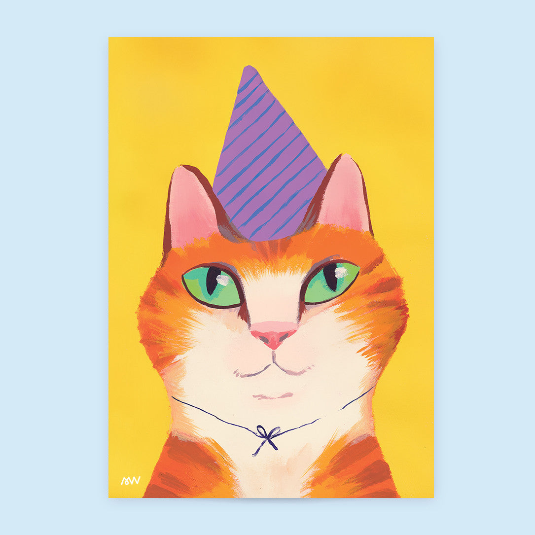 Tirage d'art Le Chat du Dimanche, illustration d'un chat roux aux yeux verts coiffé d'un chapeau de fête violet, fond jaune