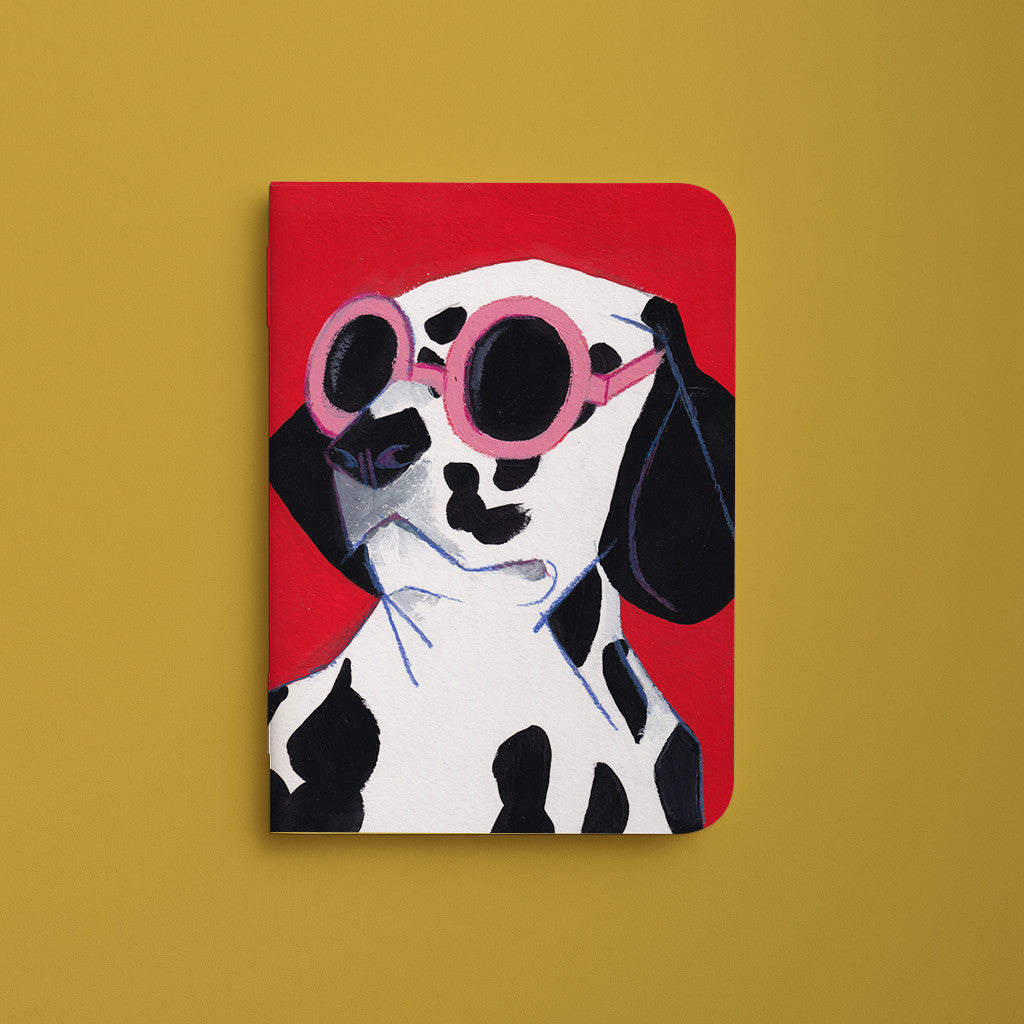 Carnet de poche Dalmatien, couverture rouge illustrée d'un dalmatien à lunettes de soleil roses