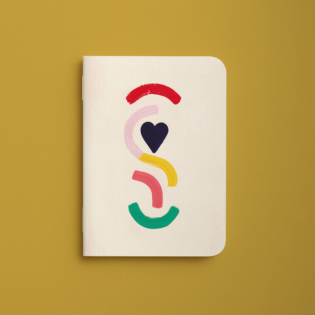 Carnet de poche Géométrie cœur, couverture crème aux courbes colorées ponctuées d'un cœur noir