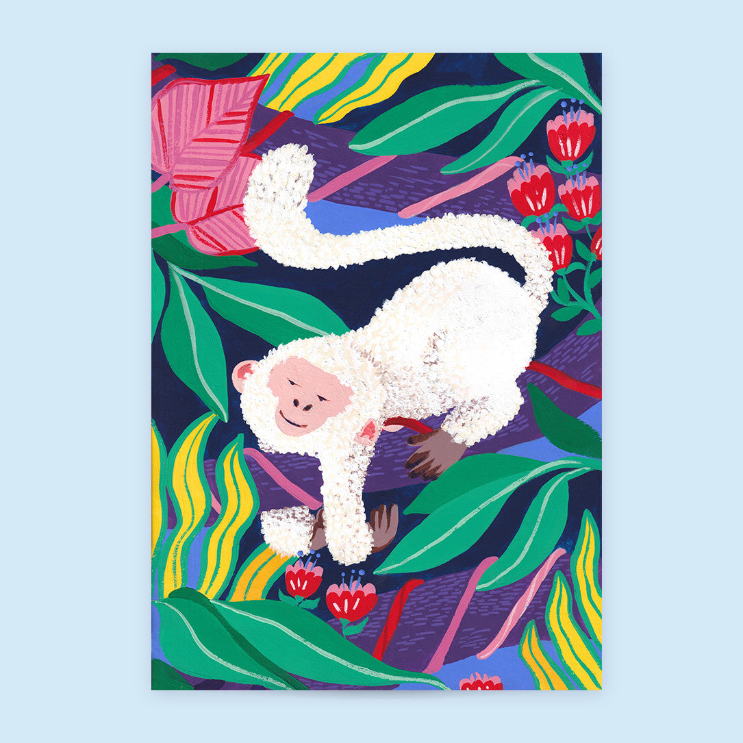 Tirage d'art César, illustration d'un singe blanc allongé parmi les feuilles vertes et les fleurs rouges sur fond bleu nuit