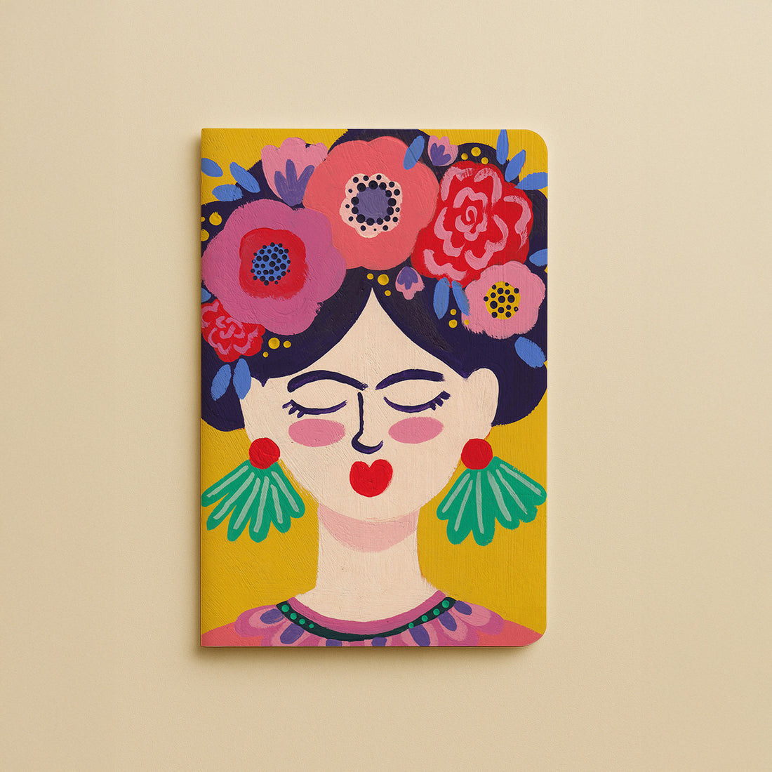 Carnet de poche Frida en fleurs, couverture jaune au portrait de femme couronnée de fleurs