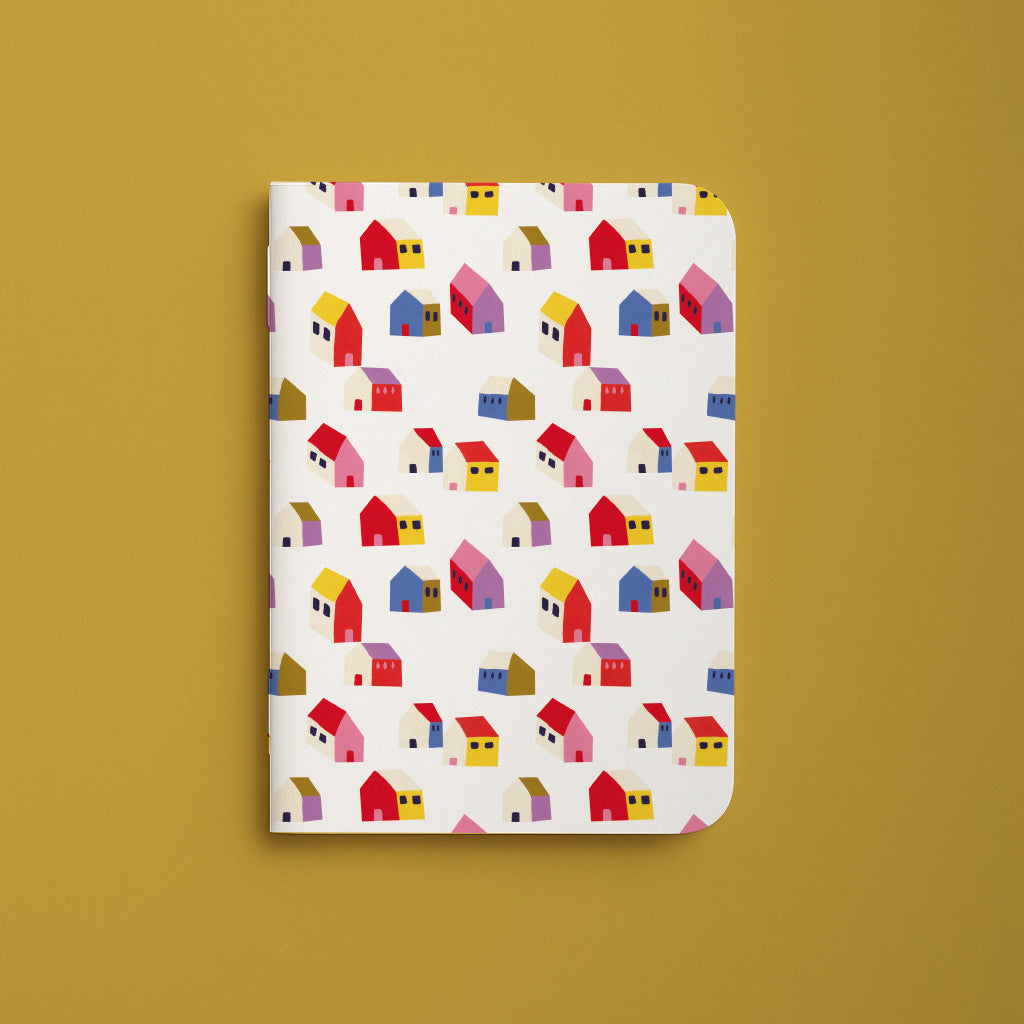 Carnet de poche Maisonnettes, couverture crème semée de petites maisons colorées