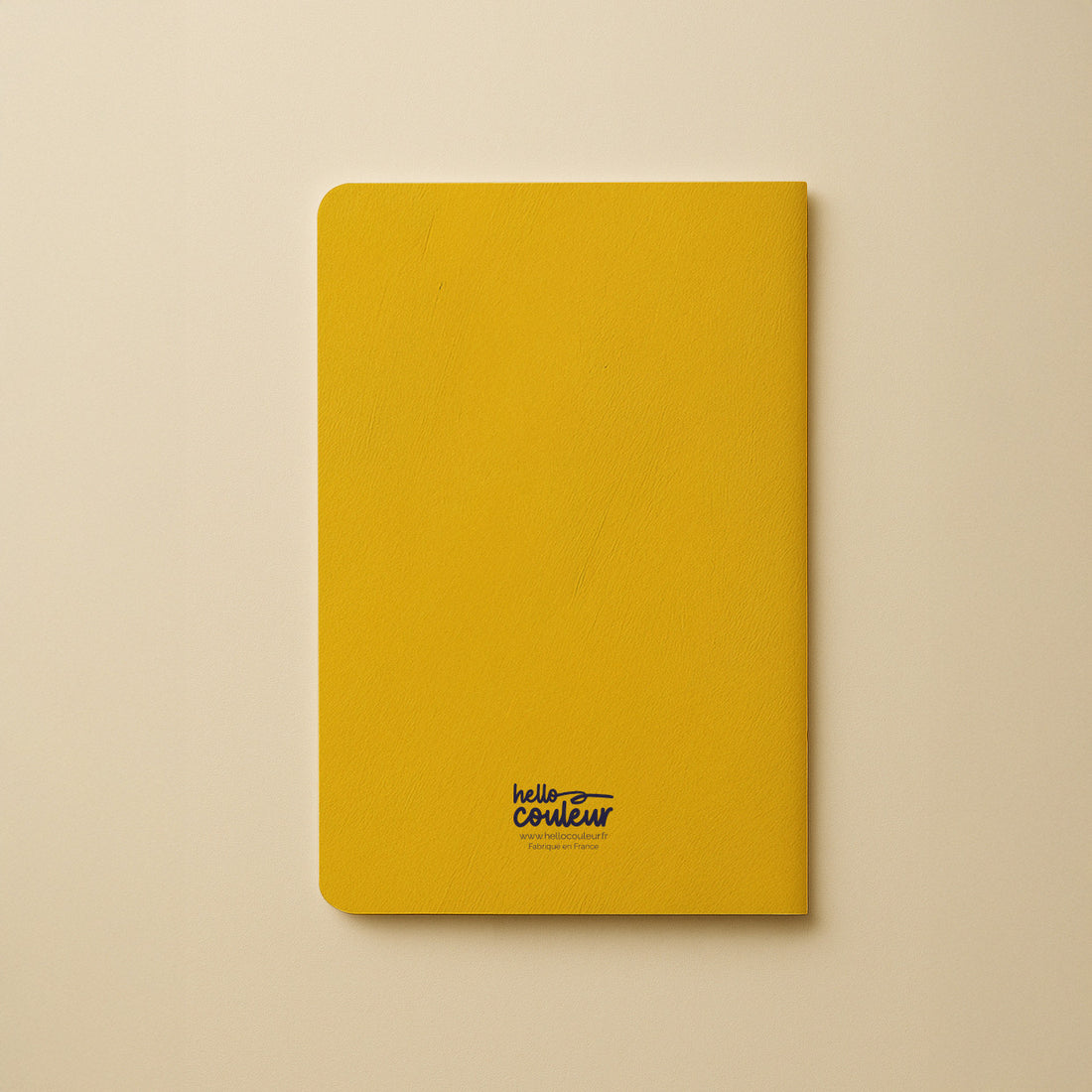 Dos du carnet de poche Frida en fleurs, couverture jaune moutarde unie signée Hello couleur