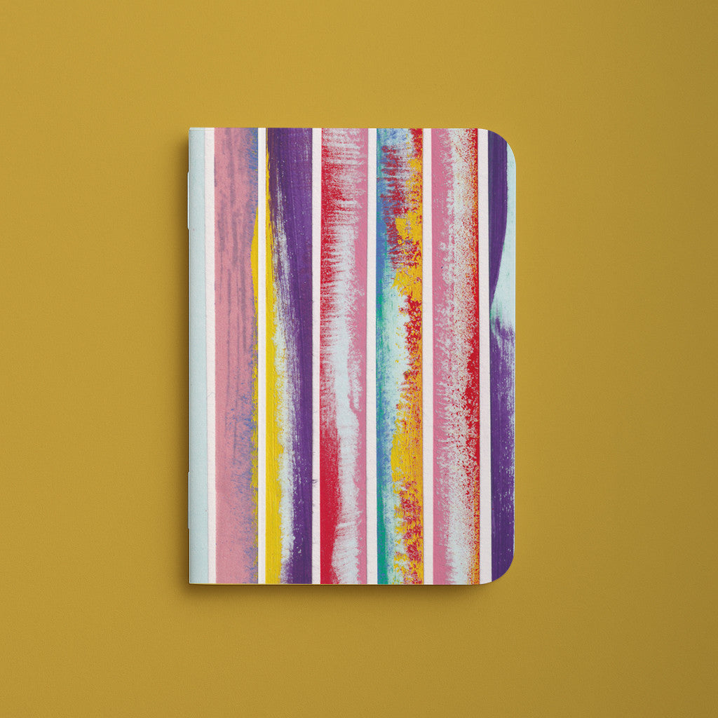 Carnet de poche Tape, couverture aux rayures verticales peintes en rose, violet et blanc