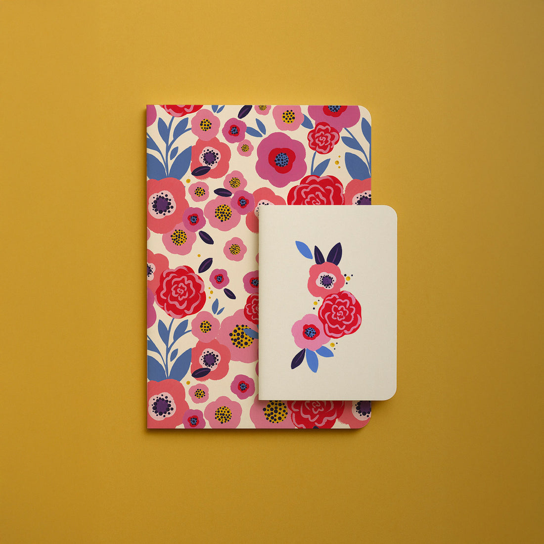 Carnet de poche Floral présenté avec le carnet A5 Festival de fleurs sur fond moutarde