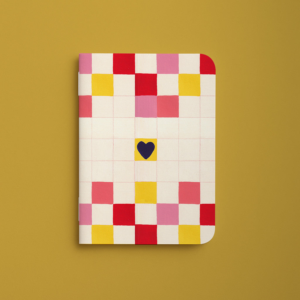 Carnet de poche Damier cœur, couverture à damier rouge, rose et jaune ponctuée d'un petit cœur noir