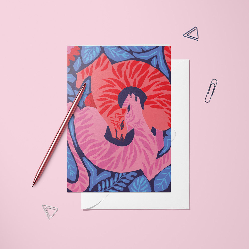 Carte pliée Tigres posée avec son enveloppe, deux tigres roses face à face dans un feuillage bleu