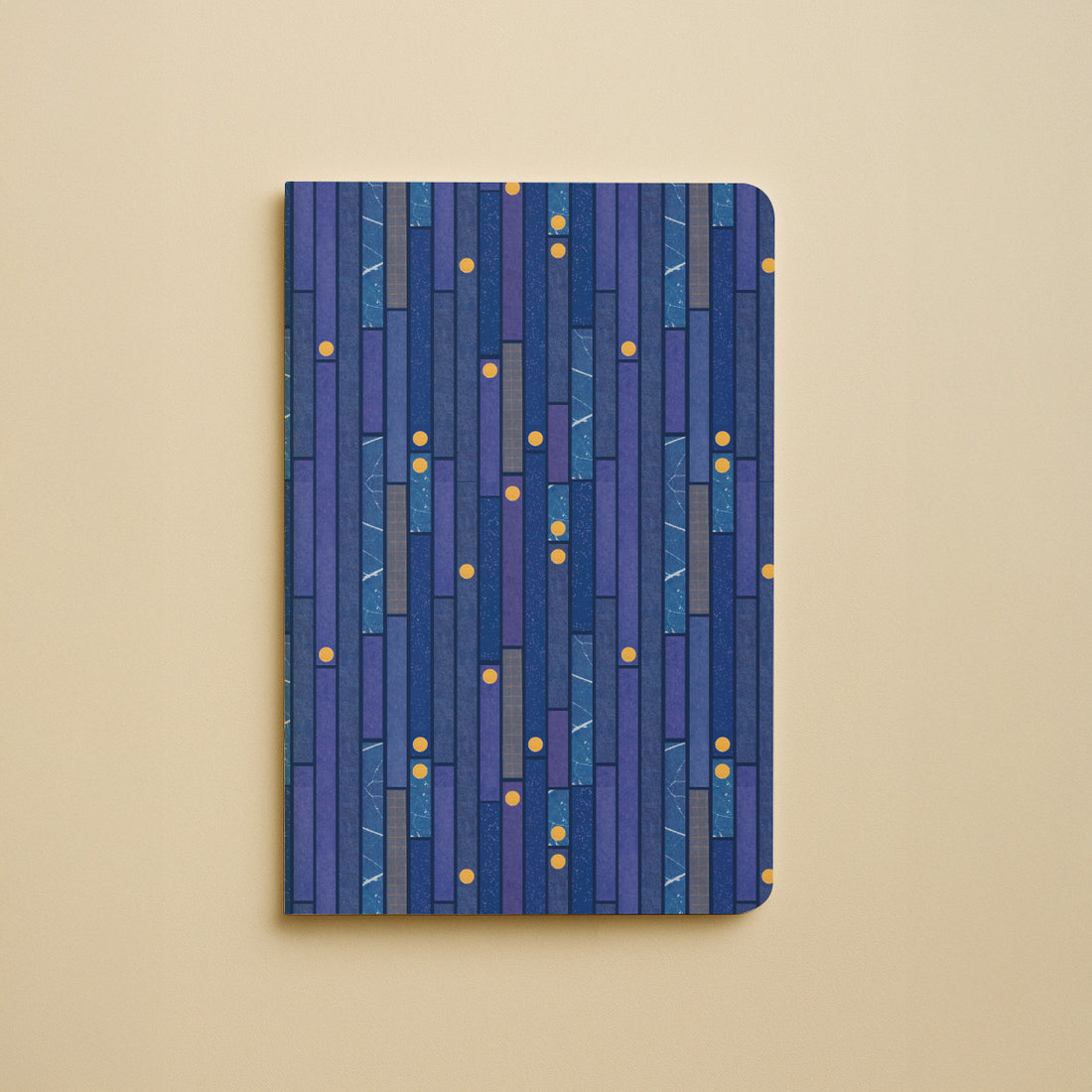Carnet A5 Fragments de ciel, couverture bleu nuit rayée et constellée de petits points dorés