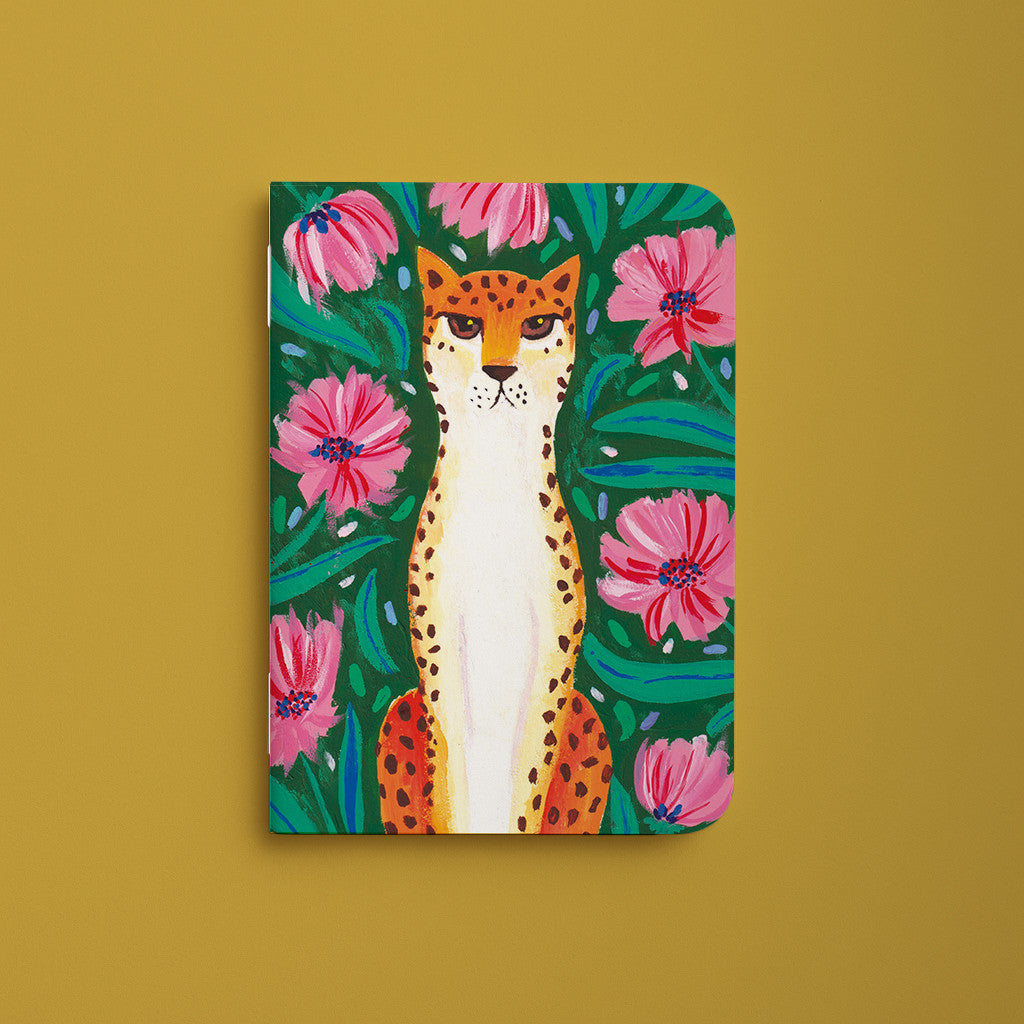 Carnet de poche Guépard fleuri, couverture illustrée d'un guépard parmi de grandes fleurs roses