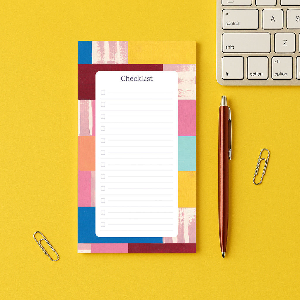 To do list Mondrian posée sur un bureau jaune, liste à cocher encadrée d'aplats de couleur