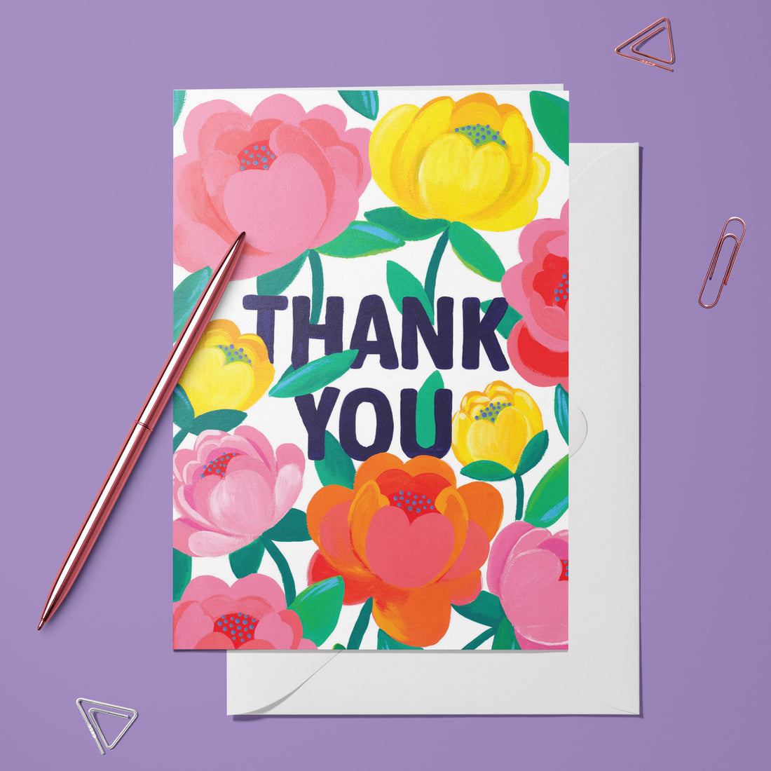 Carte pliée Thank you Éclat de Pivoine posée avec un stylo doré et son enveloppe, message entouré de pivoines