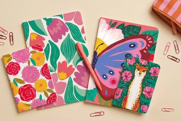 Grand pack au choix : carnets illustrés à motifs floraux, papillon et guépard, présentés à plat avec des trombones