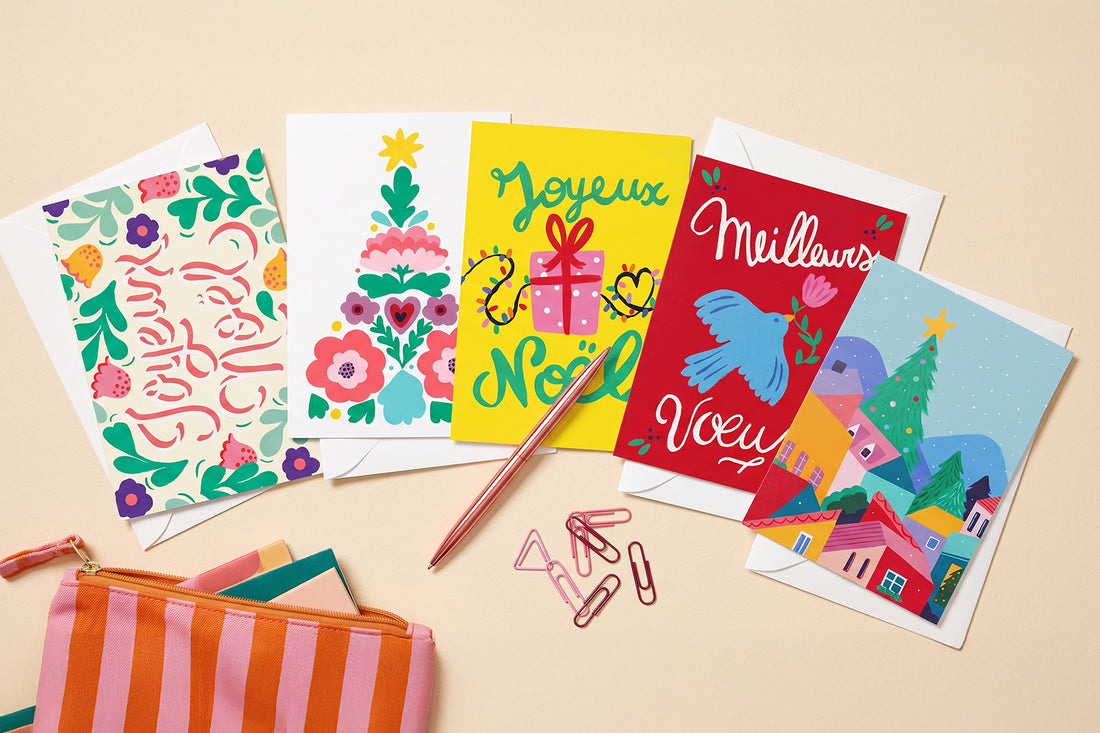 Pack 5 cartes pliées thème Noël étalé en éventail avec une trousse rayée, un crayon et des trombones