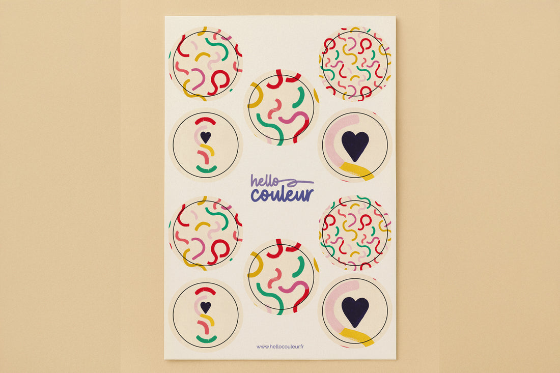 Planche de 10 stickers ronds Party, motifs de courbes colorées et de cœurs signés Hello couleur