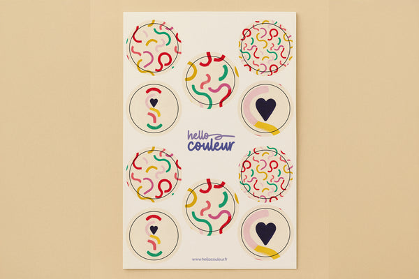Planche de 10 stickers ronds Party, motifs de courbes colorées et de cœurs signés Hello couleur