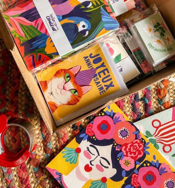 Préparation d'un colis Hello couleur avec cartes illustrées