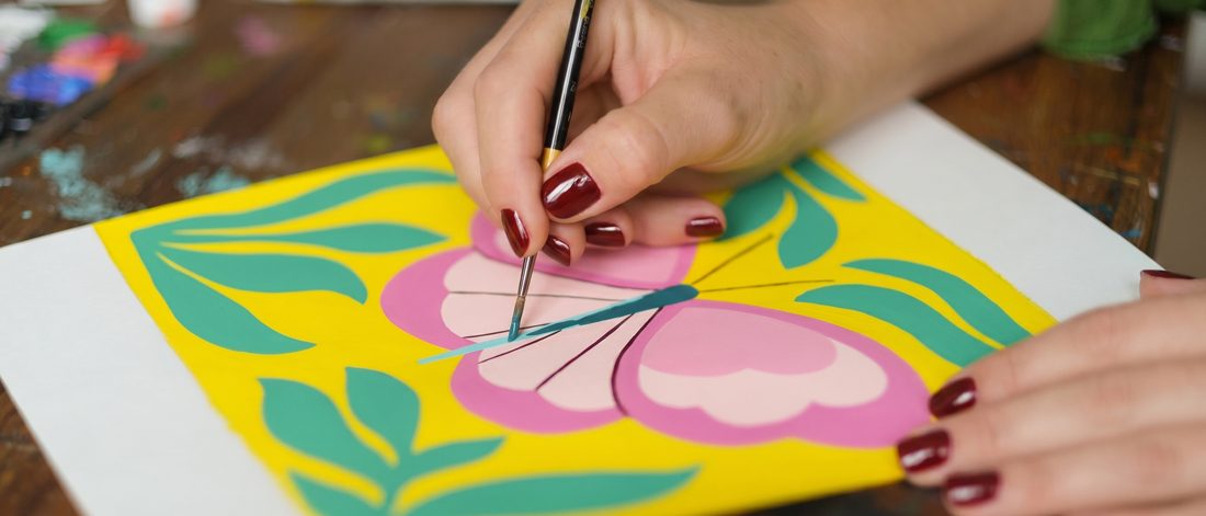 Atelier Hello couleur — peinture à la main